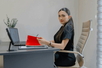 Une assistante administrative