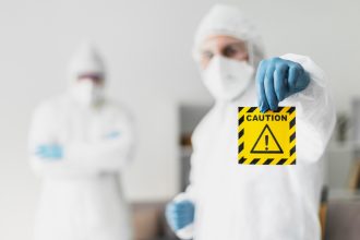 Comprendre la toxicité des produits chimiques : processus d’intoxication, effets CMR et STOT
