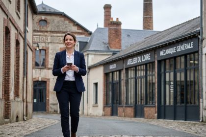 Femme professionnelle dans une rue industrielle de CentreVal de Loire