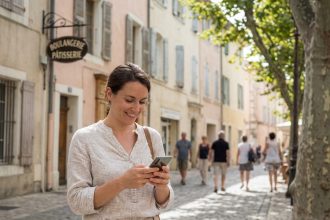 Femme en blouse dans une rue provençale ensoleillée