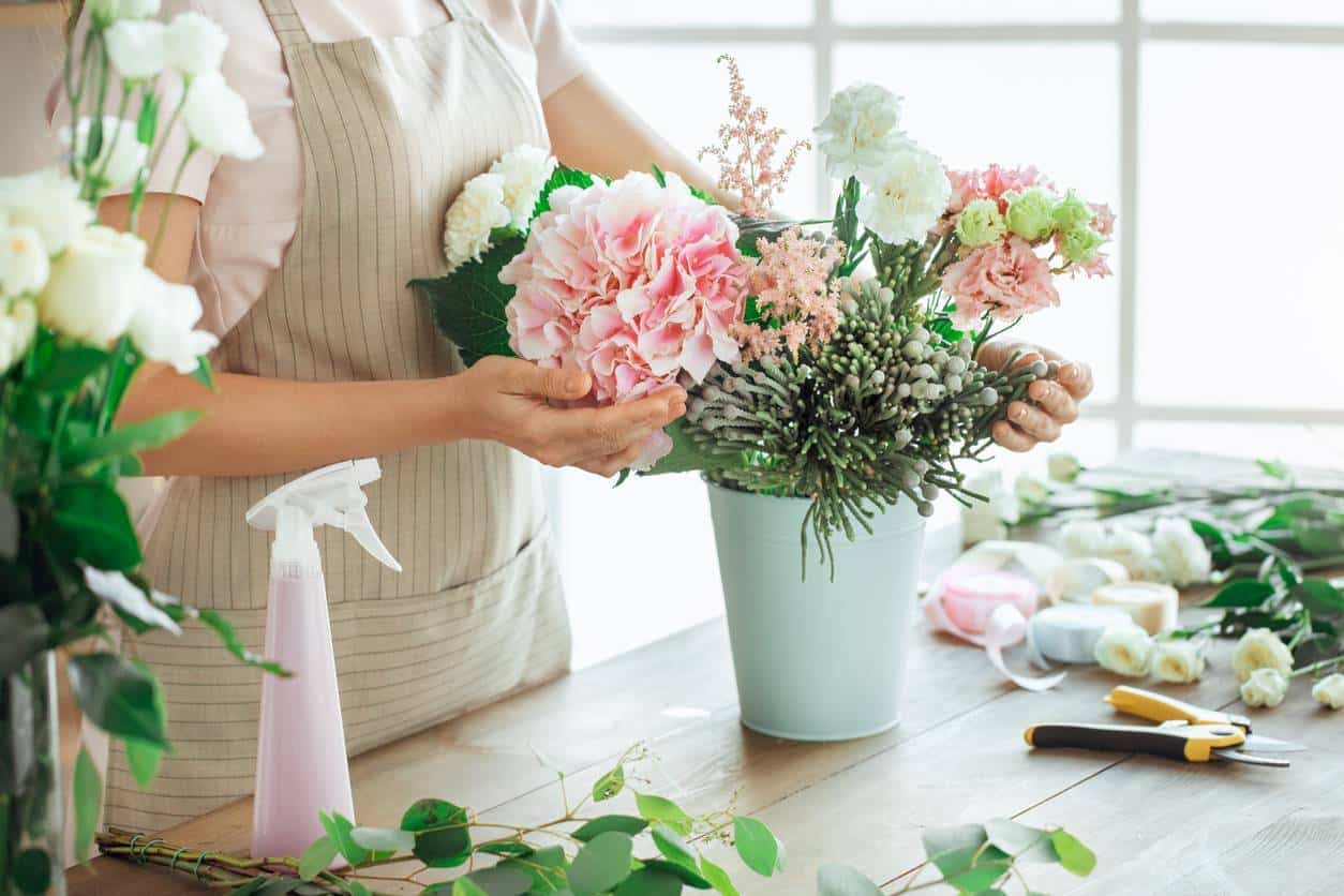 réalisation composition florale fleuriste